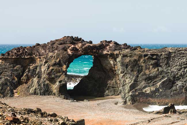 El Aeropuerto de Fuerteventura tiene una sola terminal de dos pisos. 